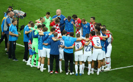 Foto del domingo del DT de Croacia, Zlatko Dalic, hablando con sus jugadores tras la derrota ante Francia en la final del Mundial. Jul 15, 2018. REUTERS/Michael Dalder