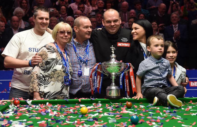 England's Stuart Bingham (C) celebrates with his family after beating Shaun Murphy in the World Championship Snooker final at The Crucible in Sheffield on May 4, 2015