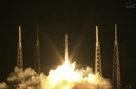 Liftoff! SpaceX Dragon Launches 1st Private Space Station Cargo Mission