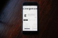 <p>Früher waren Online-Nachrichten gratis. Heute trifft man regelmäßig auf Firewalls, wenn man einen Werbeblocker eingeschaltet hat. Die „New York Times“ zum Beispiel erlaubt Lesern nur zehn Gratisartikel pro Monat. Danach muss man die Zeitung abonnieren oder den Verlauf löschen. (Bild: ddp images) </p>