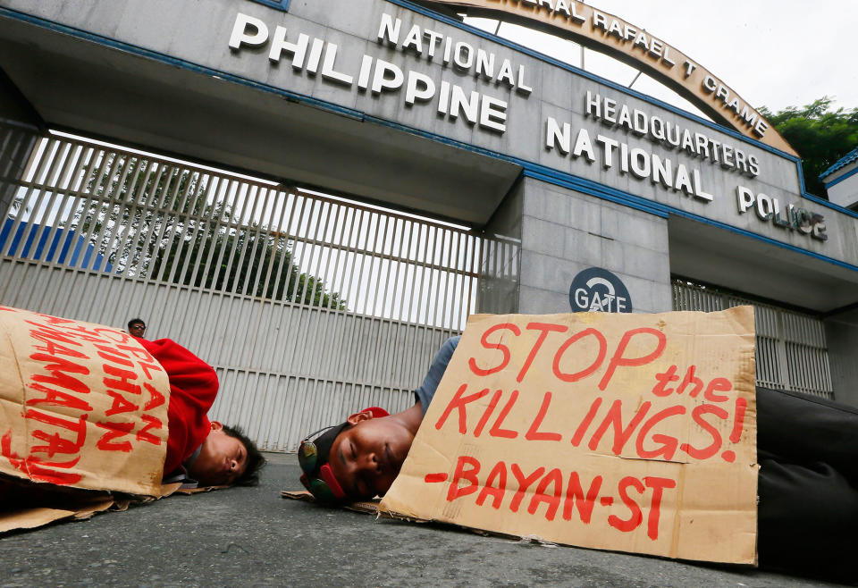 <p>Protesters stage a “die-in” to dramatize the rising number of extra judicial killings related to Philippine President Rodrigo Duterte’s “War on Drugs” Friday, Aug. 26, 2016 outside the Philippine National Police headquarters in suburban Quezon city northeast of Manila, Philippines. (Photo: Bullit Marquez/AP) </p>