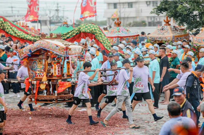 嘉義縣布袋鎮新塭嘉應廟5日舉辦一年一度「衝水路、迎客王」祭典，現場熱鬧滾滾。（圖／中國時報呂妍庭攝）