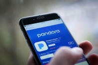 <p>Anche offrire musica online è redditizio, basti pensare che l’app Pandora genera introiti per 115 milioni di euro. (Credits – Getty Images) </p>