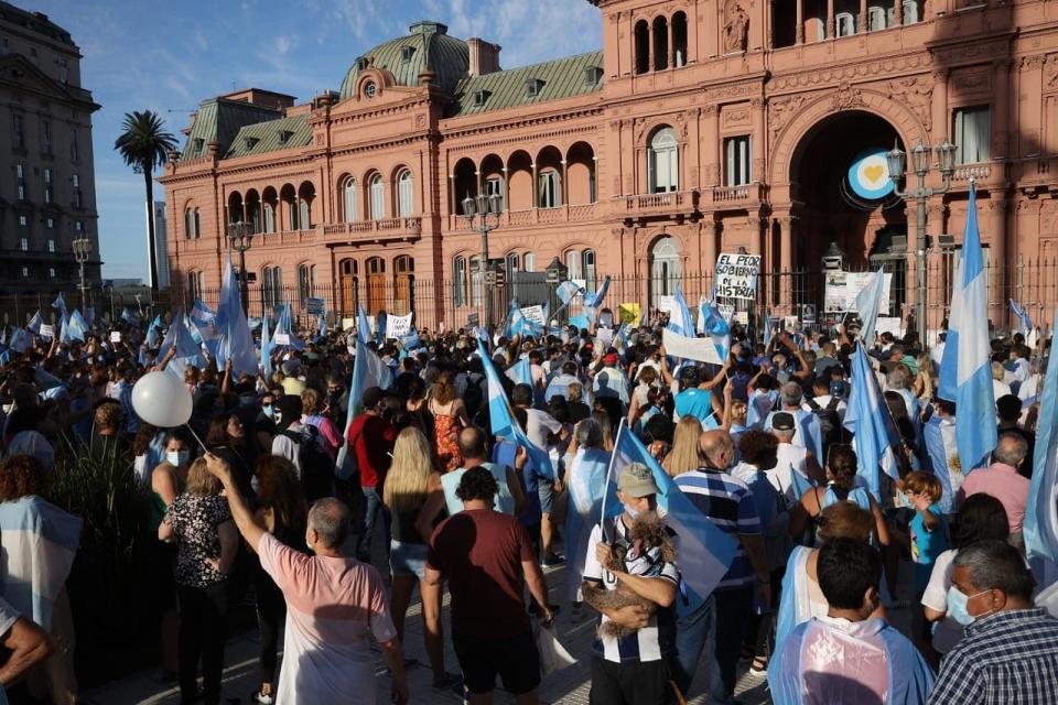 Una multitud se acercó a la Plaza de Mayo para expresar su repudio por la vacunación de privilegio