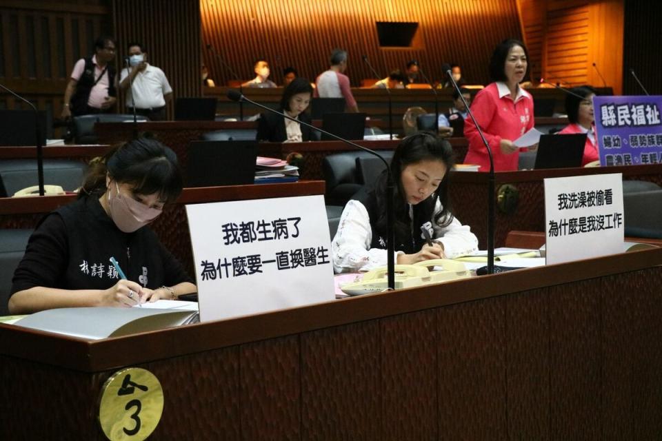 宜蘭縣議會日前討論女消防員洗澡遭偷窺的事，民進黨議員林佩螢（前排右起）、林詩穎放上寫著聲援手舉牌，竟然遭到國民黨議員嗆聲。   圖：翻攝自林佩螢臉書