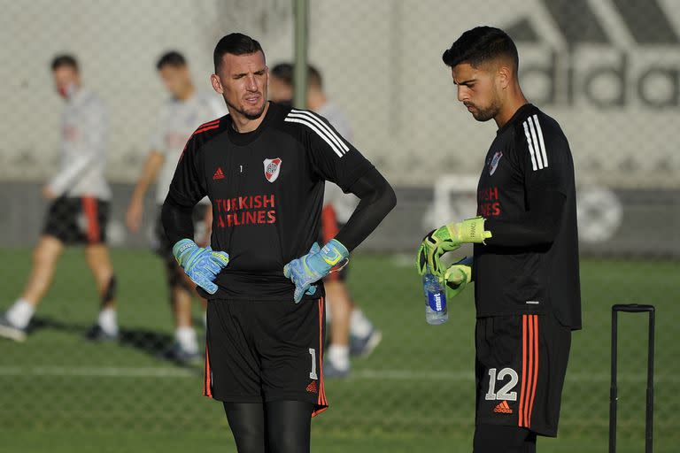 El arquero juvenil Franco Petroli, en la foto junto a Franco Armani, es uno de los cuatro no autorizados.