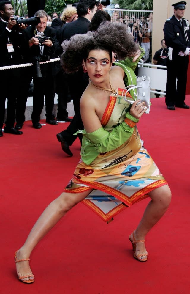 The outfit, the hair, the pose ... where to start! Nothing could be further from the usual Cannes glam. Rona Hartner shows the perfect example of a fashion faux pas. Cannes, May 20, 2004