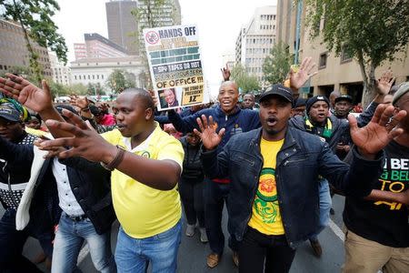 Supporters of South Africa's President Jacob Zuma and the African National Congress (ANC) cheer as they wait for the arrival of their marchers outside the ANC headquarters in Johannesburg, South Africa April 7, 2017. REUTERS/Mike Hutchings