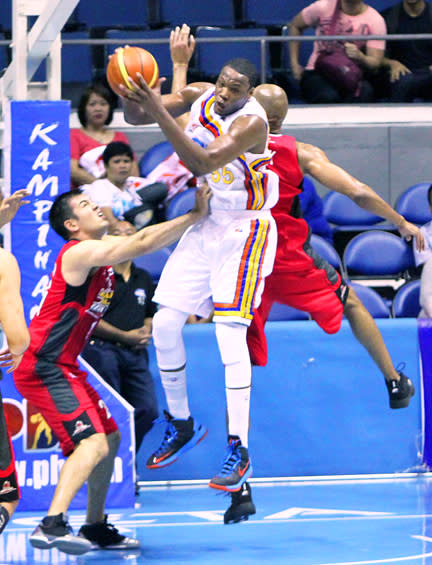 Eric Dawson hauls down a rebound. (PBA Images)