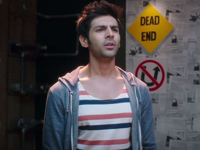 Kartik Aaryan in Pyaar Ka Punchnama and Pyaar Ka Punchnama 2: This promising young boy gave an applause-worthy performance in Pyaar Ka Punchnama and Pyaar Ka Punchnama 2. The new chocolate boy has given a benchmark to all the veterans in the industry. His five minute long rant in PKP & about seven minutes long rant in PKP 2 made every single guy out there nod & applaud. Kartik Aryan has earned numerous accolades for his monologues.  