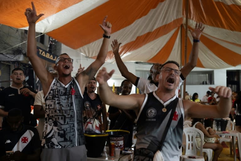 Des supporters de Flamengo et de Vasco da Gama rassemblés pour suivre le derby carioca sur un écran géant dans la favela Pavao-Pavaozinho-Cantagalde Rio de Janeiro, le 4 février 2024. (Pablo PORCIUNCULA)