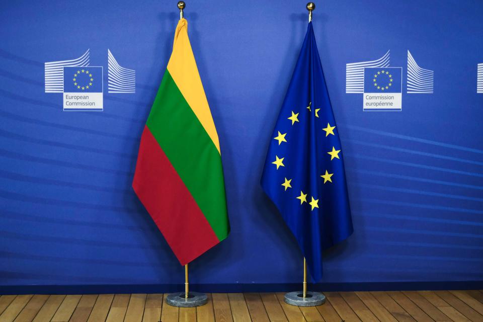 2021年6月3日比利時布魯塞爾，立陶宛國旗和歐盟旗幟，立陶宛總理與歐盟委員會主席會面的會議地點。