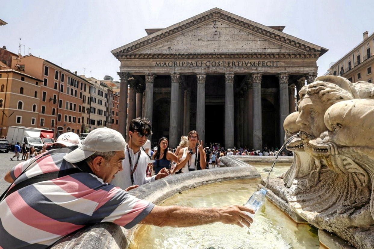 Les températures avoisinaient les 40 °C à Rome lundi.  - Credit:RICCARDO DE LUCA / ANADOLU AGENCY / Anadolu Agency via AFP