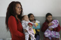 Arelys Pulido sostiene a su hija de dos meses Zuleidys Antonella Primera, esperando para sacar el certificado de nacimiento del bebé en el hospital Erazmo Meoz de Cúcuta, Colombia, en la frontera con Venezuela, el jueves 2 de mayo de 2019. (AP Foto/Fernando Vergara)