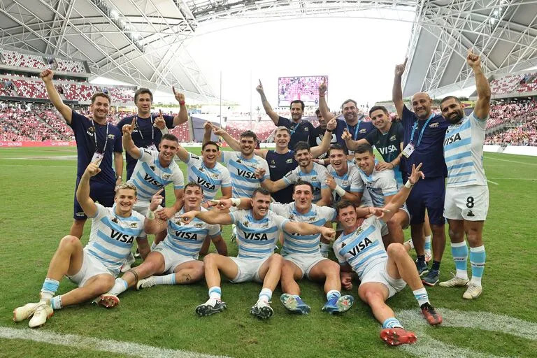 El festejo de los campeones de la temporada: Los Pumas 7s encaran ahora los Juegos Olímpicos, pero antes tienen la definición con los ocho mejores en Madrid