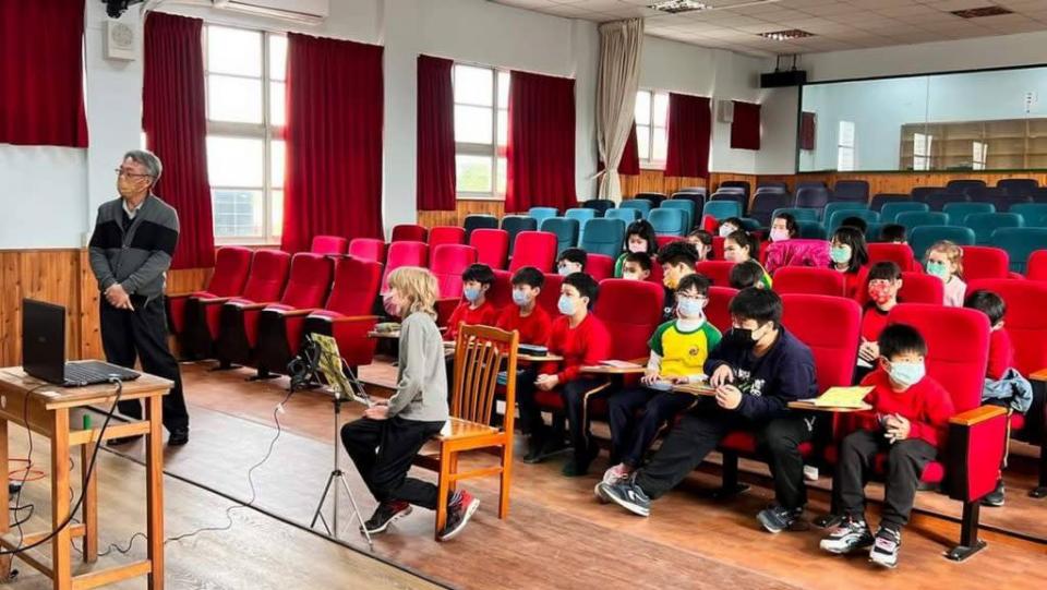 下營國小與馬來西亞的小學進行視訊交流學習，以擴展國際視野。 （記者林相如攝）