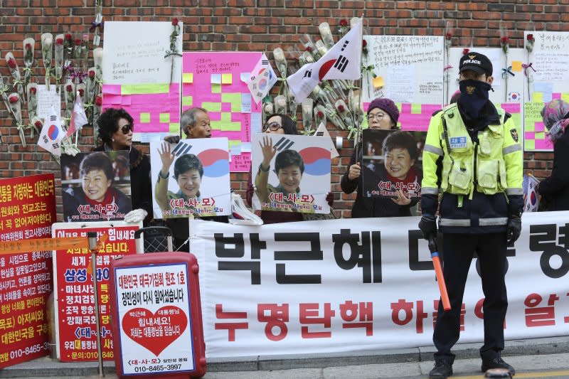 南韓檢方表示將在21日傳喚前總統朴槿惠，位於首爾三成洞的朴宅15日仍有許多支持者為她加油。（美聯社）