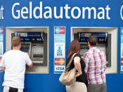 Heute gibt es in ganz Deutschland 60.038 Geldautomaten. Mit 24.600 stellt die Sparkasse die meisten davon zur Verfügung. Es folgen Volks- und Raiffeisenbanken mit etwa 19.000 Automaten. (Bild-Copyright: Tobias Kleinschmidt/dpa)