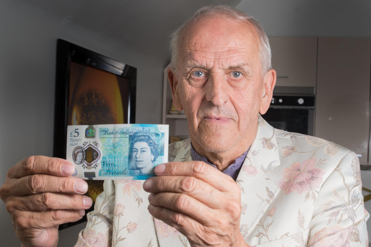 Graham Short who has etched a portrait of Harry Kane on to a number of £5 notes. (SWNS)