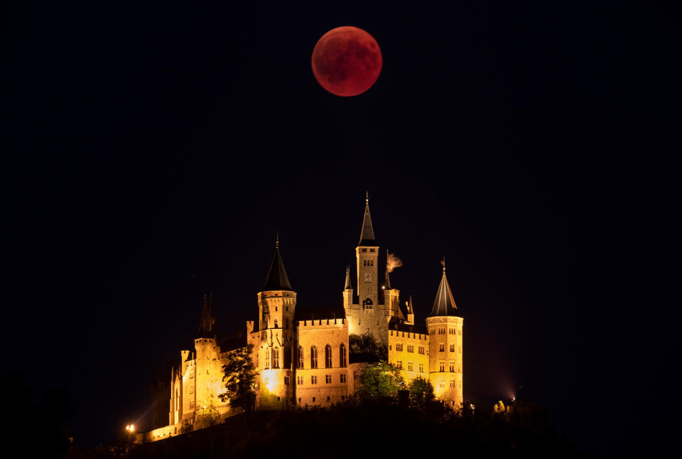 <p>Die Burg Hohenzollern in Baden-Württemberg sah an diesem Freitag noch märchenhafter aus als sonst. (Bild: Matthias Hangst/Getty Images) </p>