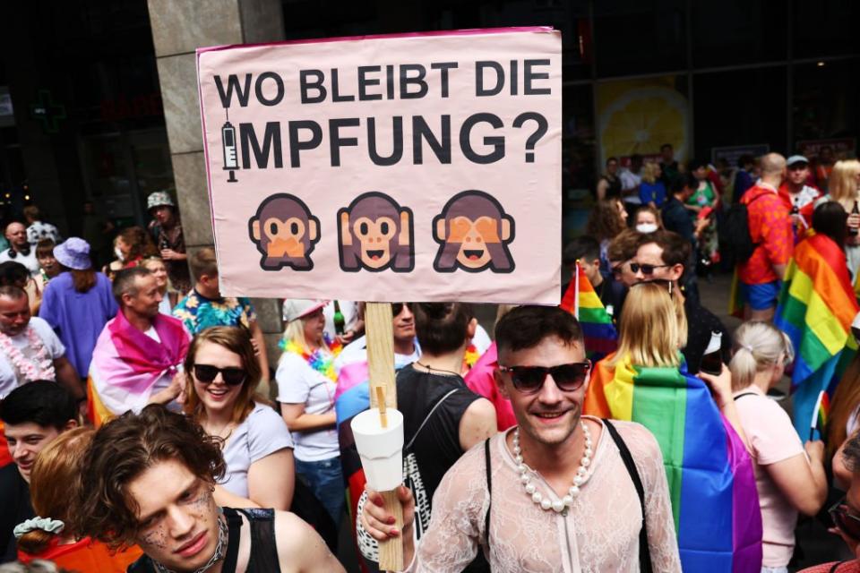 Ein Mann hält auf dem Christopher Street Day in Berlin ein Schild hoch mit der Aufschrift „Wo bleibt die Impfung?“ - Copyright: Emmanuele Contini/NurPhoto via Getty Images