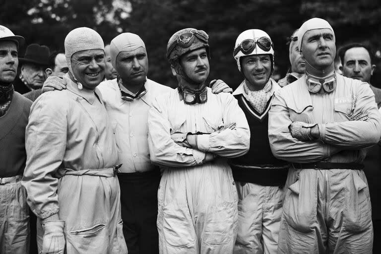 De izquierda a derecha: Yves-Giraud Cabantous, Juan Manuel Fangio, Maurice Trintignant, Robert Manzon y Giuseppe Farina. Pilotos de Fórmula 1 del Gran Premio de París de 1951.