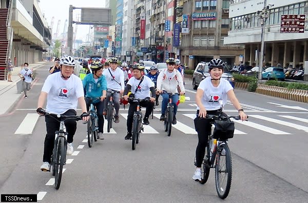 再過幾天就是媽祖誕辰，林右昌市長利用週末假期，透過「騎鐵馬、拜媽祖參香」的方式，走訪北北基六大媽祖廟，起虔誠地祈求媽祖庇佑台灣。（記者王世明攝）