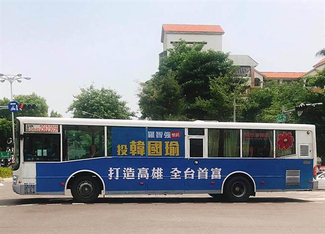 羅智強的「小強公車」曾聲援韓國瑜、管中閔，如今站出來力挺中天，捍衛新聞自由。（圖／摘自羅智強臉書）
