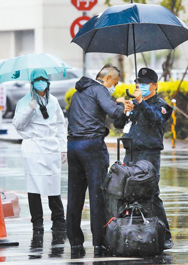 華航機師染疫風暴持續延燒，桃園醫院團隊已在華航園區設置臨時醫療站，執行採檢、抽血及疫苗接種等作業，1名離開機場防疫旅館的機組員（中）準備前往華航園區。（范揚光攝）