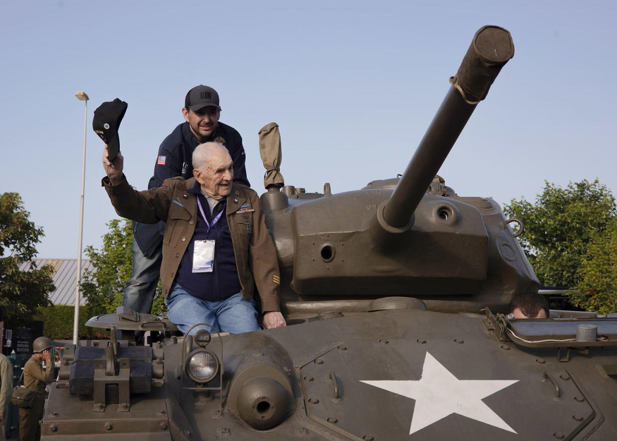 Sgt. George Reitmeier, 99, raises his cap (Rafael Yaghobzadeh for NBC News)