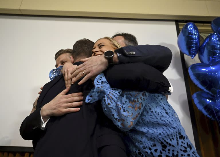 El presidente del partido Coalición Nacional, Petteri Orpo, recibe un abrazo de grupo de su vicepresidente durante la fiesta de las elecciones parlamentarias del partido en el club Ostrobotnia de Helsinki, Finlandia, el domingo 2 de abril de 2023.