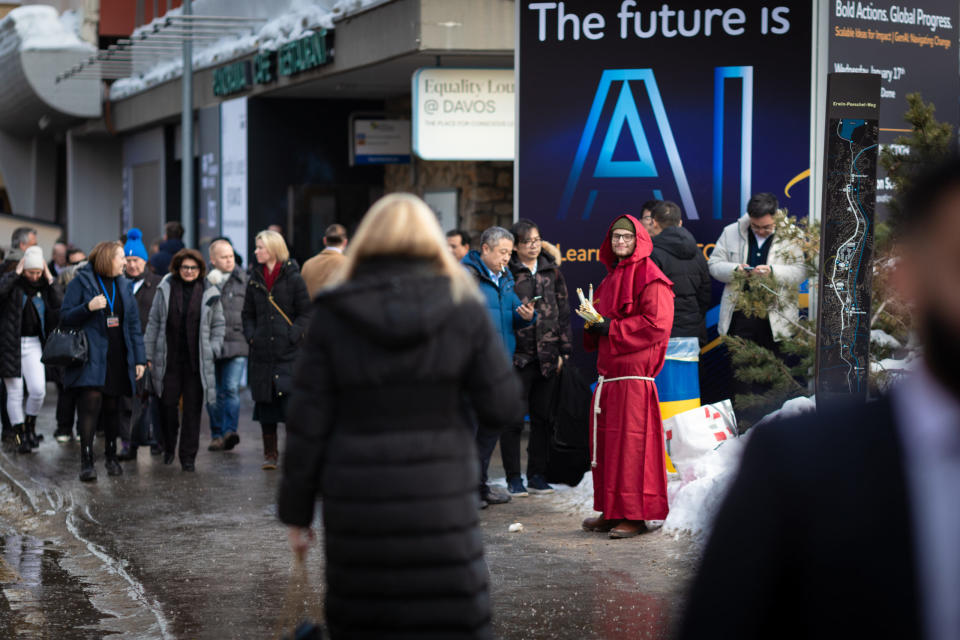 Die Hauptpromenade in Davos und die Tagesordnung des Weltwirtschaftsforums stehen 2024 im Zeichen der KI. KI-Unternehmen säumen die Straße und suchen  potenziellen Investitionen. - Copyright: Getty Images: Andy Barton/SOPA Images/LightRocket 