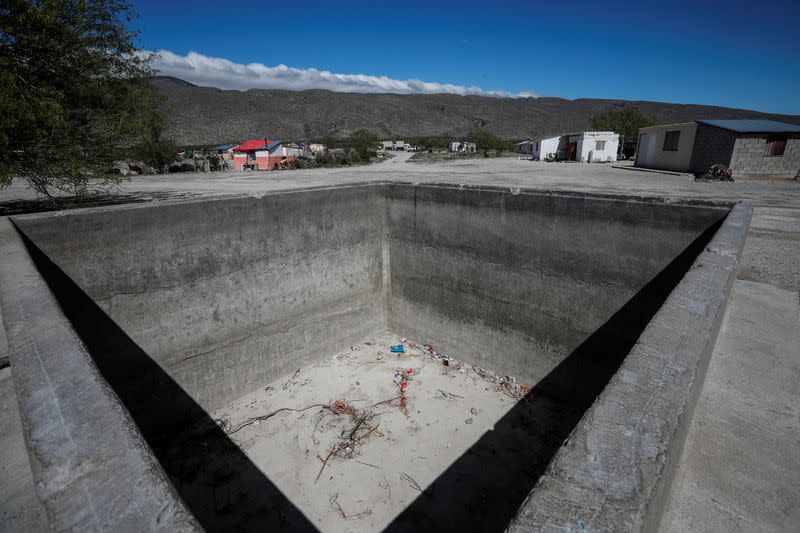 Un estanque vacío en un pueblo sin servicio de agua potable, en Cuatro Cienegas