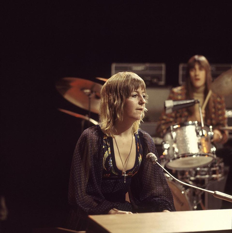 Christine McVie performs with Fleetwood Mac in 1970. (Photo: David Redfern/Redferns via Getty Images)