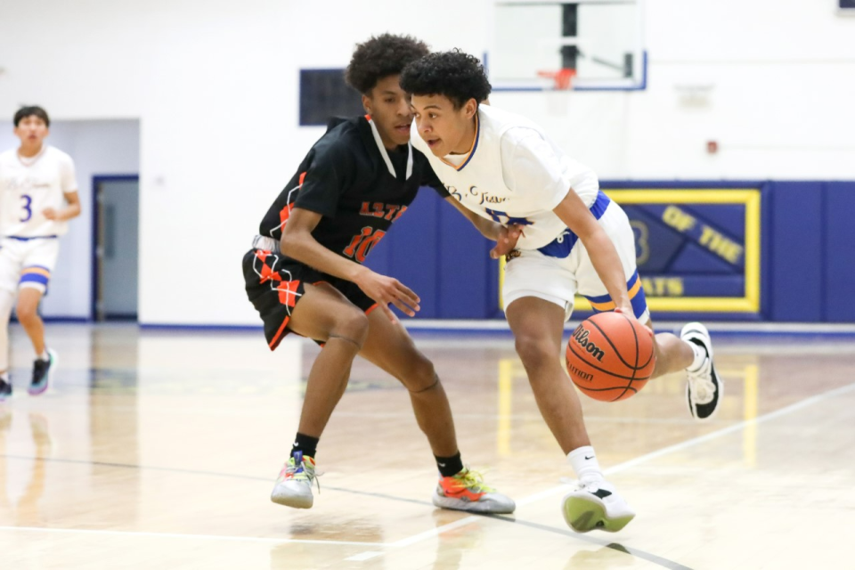 Bloomfield's Xavier Abernathy drives past Aztec's Jaden Sims to the basket in the first quarter on Tuesday, January 31, 2023 at Bobcat Gym.