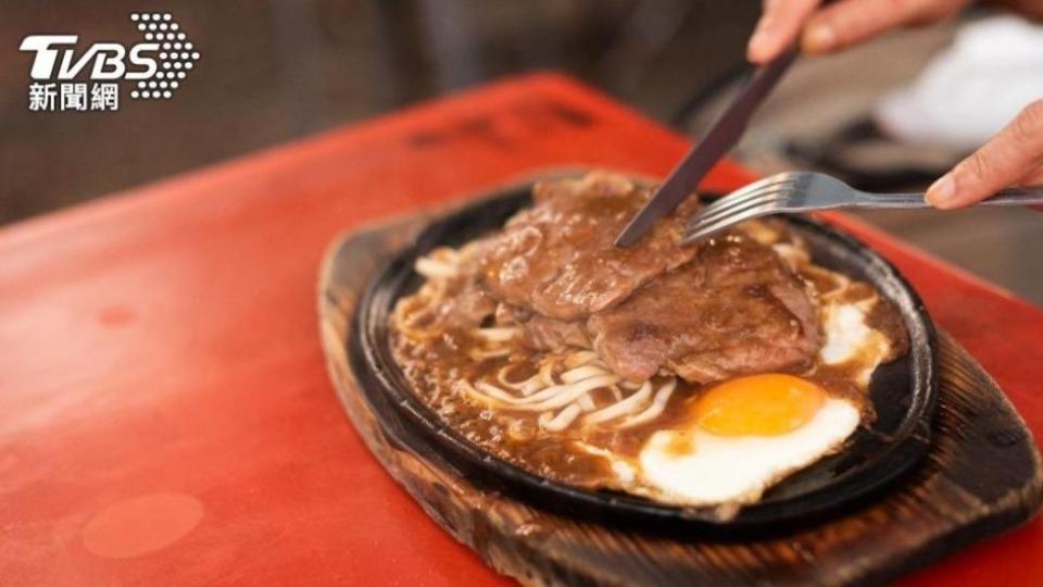 孫東寶牛排執行長回應「老饕牛排」是因貨源吃緊。（示意圖／shutterstock達志影像）