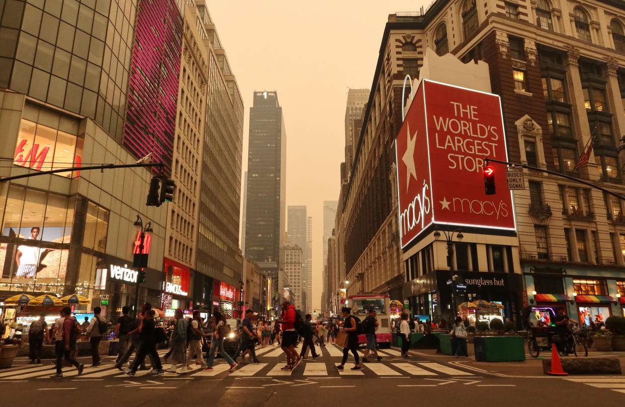 Heavy Smoke Shrouds Midtown Manhattan in New York City (Gary Hershorn / Getty Images)