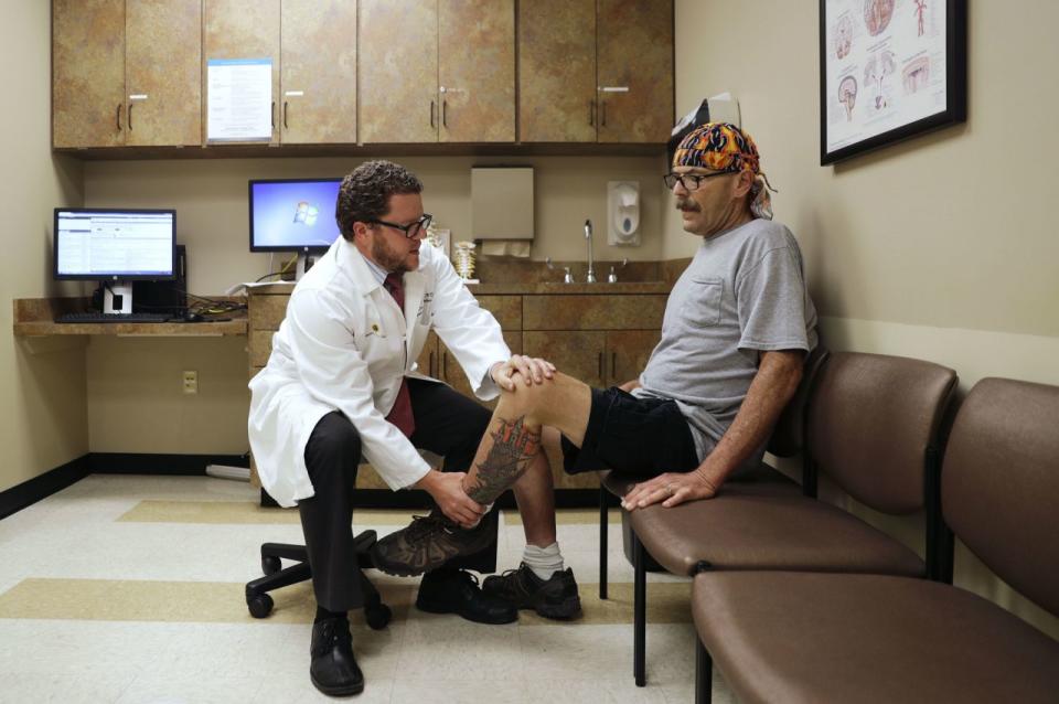 Es posible que deban realizarse cambios en los impuestos antes de que los Estados Unidos tengan atención médica universal (Photo: AP Photo/David Goldman).