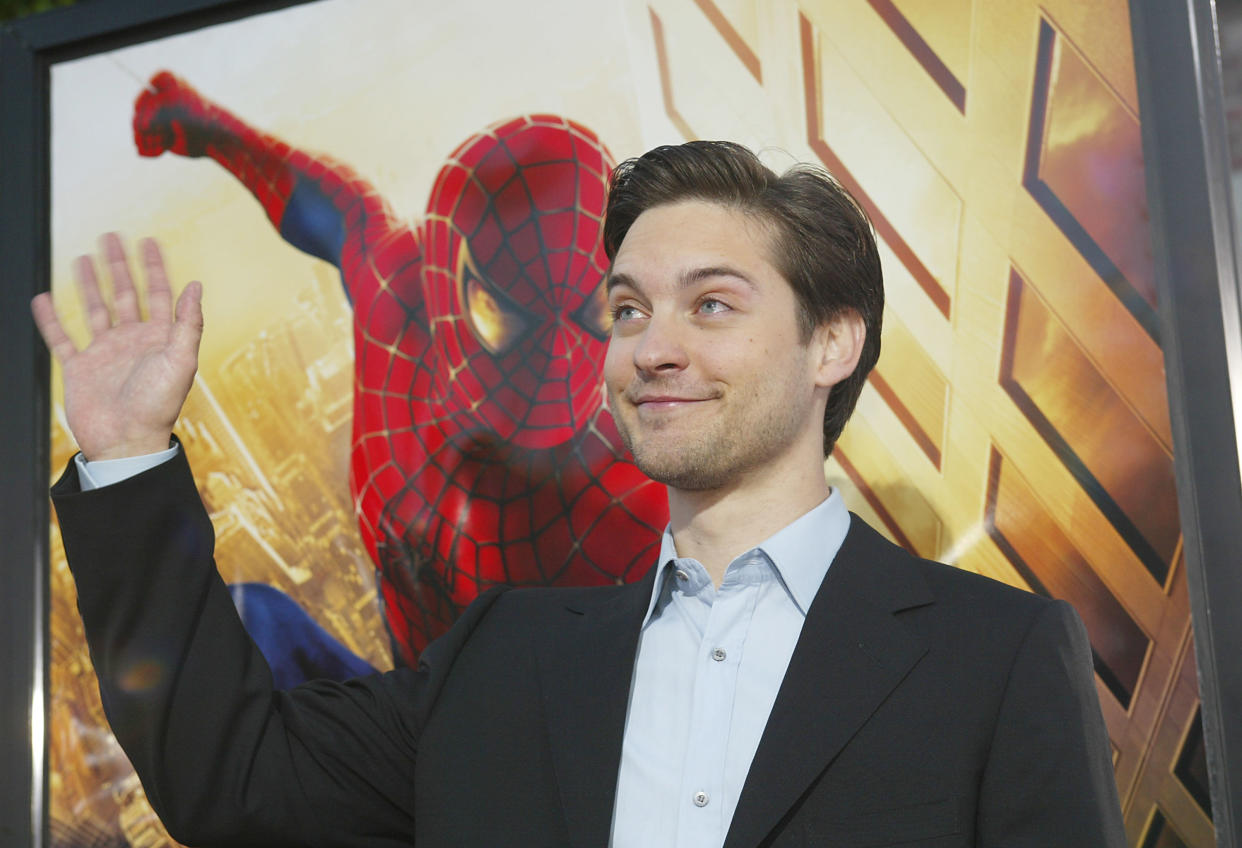 Tobey Maguire llega para el estreno de 'El Hombre Araña' en Mann Village en Westwood, California, el 29 de abril de 2002. foto de Kevin Winter/ImageDirect