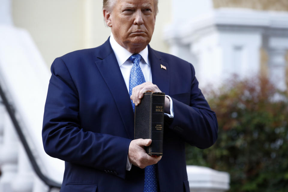 Donald Trump posa para fotos sosteniendo una Biblia frente a la Iglesia de San Juan en Washington durante manifestaciones en  protesta por la muerte de George Floyd a manos del a policía el 1ro de junio del 2020. (AP Photo/Patrick Semansky)