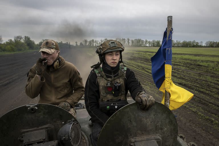 Miembros de la Brigada Mecanizada 28 del ejército ucraniano en un vehículo blindado durante una operación contra un objetivo ruso en dirección a Bakhmut, en el este de Ucrania, en mayo. (Tyler Hicks/The New York Times)