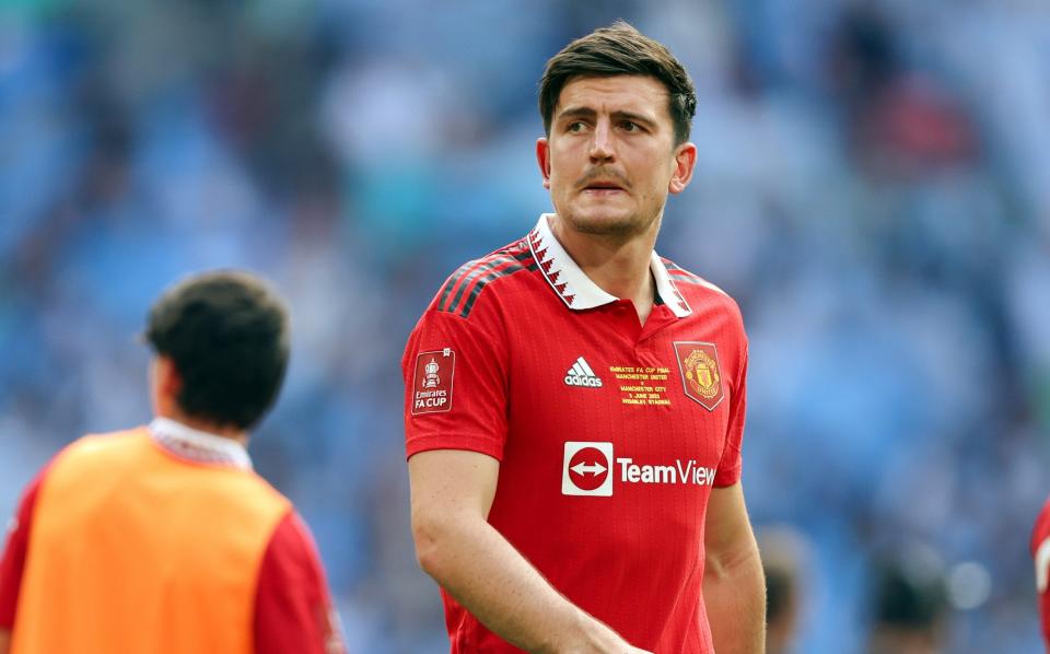 Harry Maguire del Manchester United reacciona con el pitido final después de perder 2-1 durante el partido final de la Copa FA de los Emiratos entre el Manchester City y el Manchester United en el estadio de Wembley el 3 de junio de 2023 en Londres, Inglaterra.