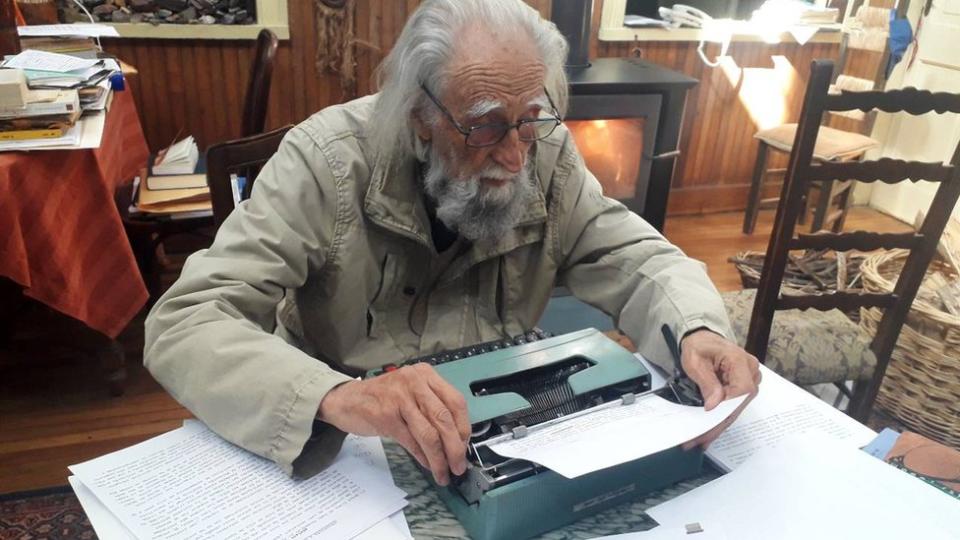 Soublette y su máquina de escribir