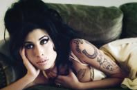Amy Winehouse war Soul-Erneuerin und Skandalnudel in einem: Mit nur zwei Alben spielte sich die Britin in die Herzen der Fans, hatte aber große Probleme, mit dem Erfolg umzugehen. So eindrücklich und ehrlich wie sie lebte und litt wohl kaum eine Seele mit der eigenen Musik. 2011 starb sie im Alter von 27 Jahren an den Folgen einer Alkoholvergiftung. (Bild: Universal)