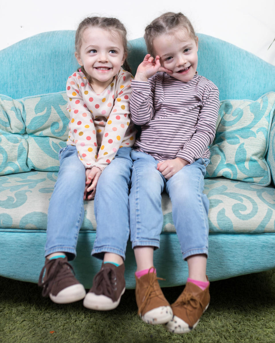 Die vierjährigen Rey und Joanie Layton sind das einzige eineiige der derzeit neun Zwillingspärchen in der Stockport Village Nursery (Bild: Mercury Press)