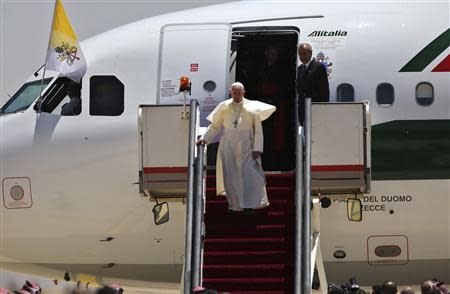 Pope Francis steps off his plane upon arrival at Queen Alia International Airport in Amman May 24, 2014. REUTERS/Muhammad Hamed