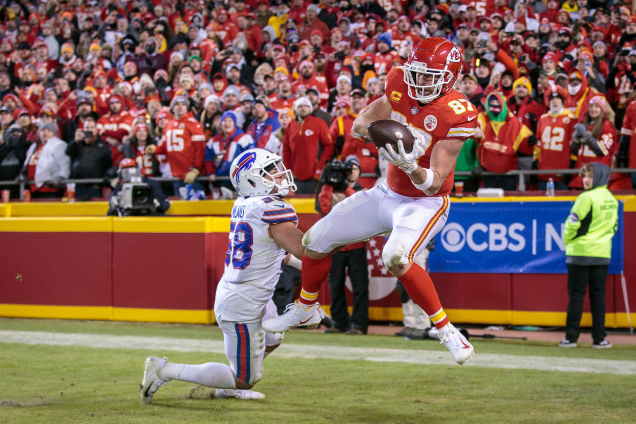 KANSAS CITY, MO - El ala cerrada de los Kansas City Chiefs Travis Kelce (87) hace la atrapada de la victoria en el tiempo extra del juego del playoff divisional de la AFC ante los Buffalo Bills el 23 de enero de 2022 en el Arrowhead Stadium en Kansas City, Missouri. (Foto por William Purnell/Icon Sportswire via Getty Images)