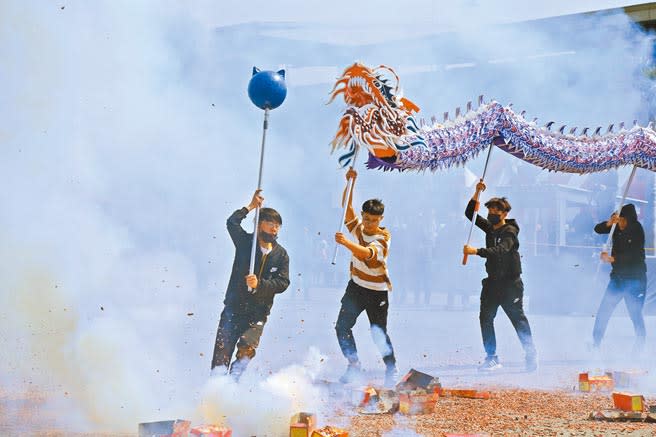 今年因應疫情影響，苗栗（火旁）龍取消大型群聚活動，祥龍點睛與舞龍競技皆採網路直播，各支龍隊切磋技藝，展現精彩套路。（何冠嫻攝）