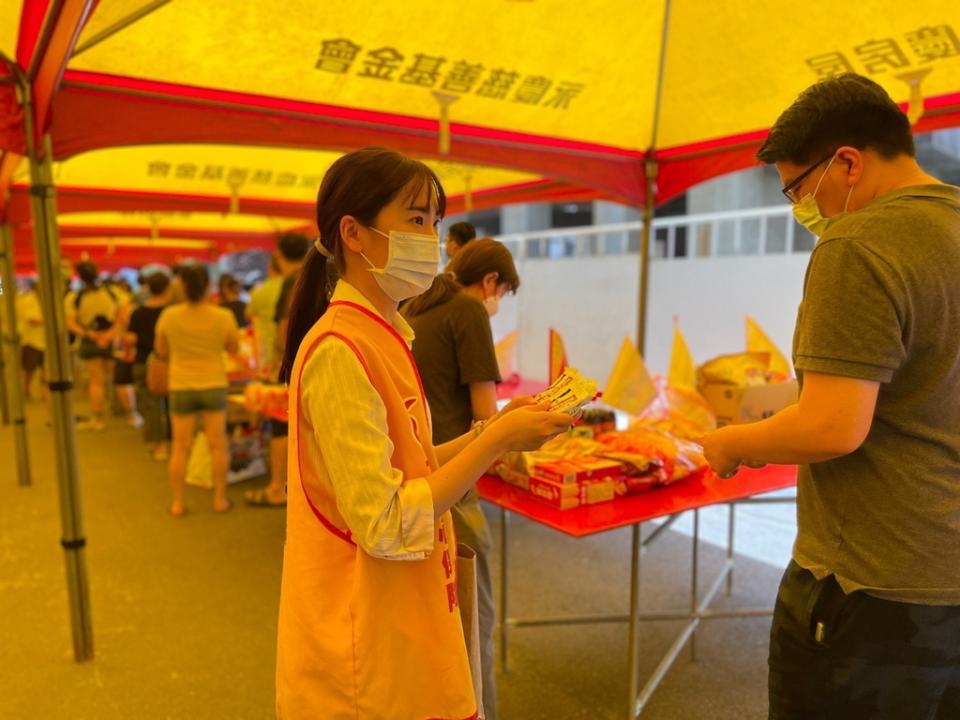 永慶房屋贊助新北市新莊區鴻邦世界花園的社區普渡活動，永慶同仁也熱情至現場支援，助祭祀圓滿結束（永慶房產集團提供）