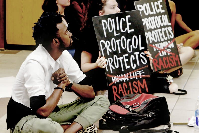抗議警方濫殺黑人的民眾高舉標語。（美聯社）